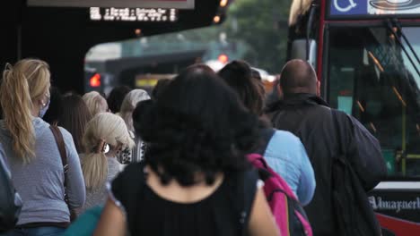 Gente-Caminando-Por-La-Estación-De-Autobuses-Llena-De-Gente