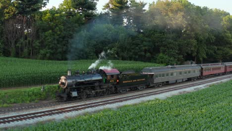 Strasburg-Railroad-Dampflokomotive-Fährt-Zur-Goldenen-Stunde-Durch-Ländliches-Ackerland