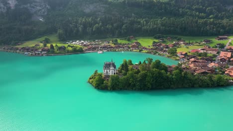 Castillo-Escénico-En-El-Lago-Brienz-Increíble-Color-De-Agua,-Iseltwald,-Suiza