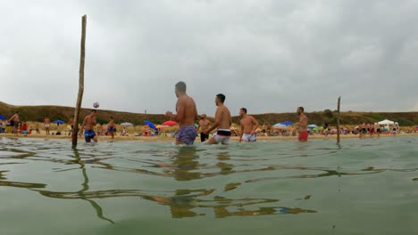 Jungs-Spielen-Strandfußball-Im-Meerwasser-In-Punta-Penna-In-Italien