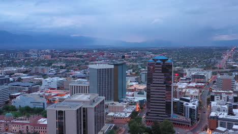 Panorama-Del-Paisaje-Urbano-En-Tucson-En-Arizona-Contra-El-Cielo-Sombrío-Al-Atardecer-En-Estados-Unidos