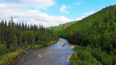4K-Drohnenvideo-Von-Bergen-über-Dem-Chena-River-Am-Angel-Rocks-Trailhead-In-Der-Nähe-Des-Chena-Hot-Springs-Resort-In-Fairbanks,-Alaska