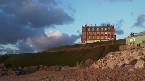 Fistral-Beach-Headland-Hotel-on-the-Clifftop-in-Newquay,-Cornwall,-England,-UK--panning-shot