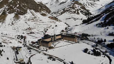 Antena:-Ermita-De-Nuria-En-Los-Pirineos-Entre-Altas-Montañas