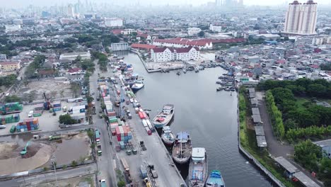 Toma-Aérea-Del-Muelle-Del-Puerto-En-Medio-De-Una-Ciudad-Densamente-Poblada