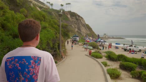 Kaukasischer-Teenager,-Der-Einen-Strandweg-Entlang-Geht