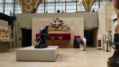 Orsay-Museum-In-Paris-Mit-Statuen-Und-Einigen-Besuchern-Im-Erdgeschoss-Der-Galerie