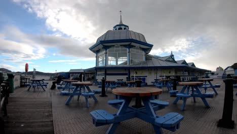 Nubes-Pasando-Por-Encima-Del-Pabellón-Del-Muelle-De-Llandudno-Madera-Victoriana-Galesa-Hito-Café-Lapso-De-Tiempo