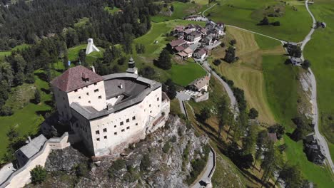 Aéreo:-Castillo-Medieval-De-Tarasp-Desde-El-Aire-5