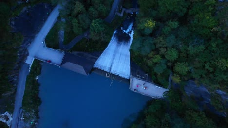 Wasserfälle-Aus-Dem-Stausee-Im-Klammsee-In-Kaprun-Österreich---Luftaufnahme