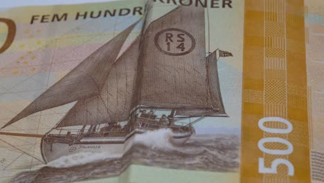 Norwegischer-500-Kronen-Schein---Nahaufnahmemakro-Von-Rechts-Nach-Links-Mit-Norwegischer-Banknote-500-Kr