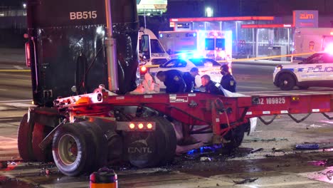 Brampton,-Canadá-09-25-21,-Accidente-Automovilístico-Camión-De-Remolque-Se-Estrelló,-Policía-Y-Bomberos-En-La-Escena-Nocturna