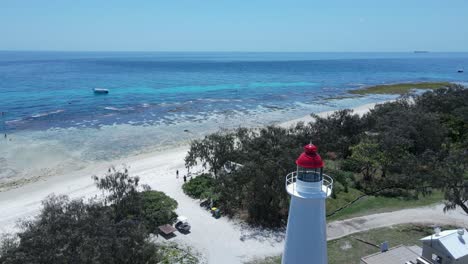 Einzigartiger-Leuchtturm-Mit-Blick-Auf-Ein-Tropisches-Riff,-Umgeben-Von-Schattierungen-Von-Blauem-Wasser