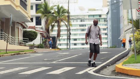 Menschen-Gehen-Die-Straße-Mit-Gesichtsmasken-Entlang,-Covid-19-pandemie,-Panama-City,-Panama