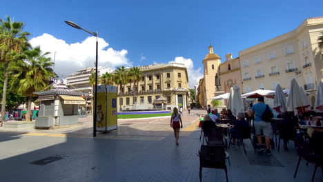 Plaza-De-Huelva-Con-Un-Monumento-A-Cristóbal-Colón-En-Un-Día-Soleado-De-Otoño