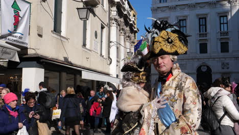 Pareja-De-Amantes-De-Pie-Con-Máscara-De-Traje-Tradicional-Para-El-Carnaval-De-Venecia-En-Piazza-San-Marco
