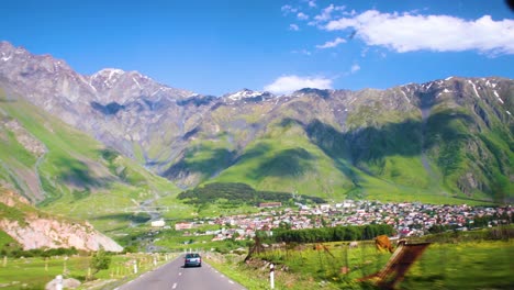 Fahren-Sie-Entlang-Der-Malerischen-Talbodenstraße-In-Kazbegi-In-Georgia-Mit-Epischen-Bergblicken