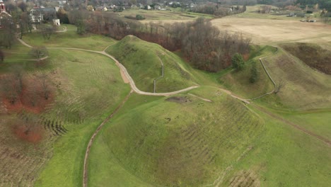 Antena:-Vista-Del-Sitio-Arqueológico-De-Kernave,-Una-Capital-Medieval-Del-Gran-Ducado-De-Lituania