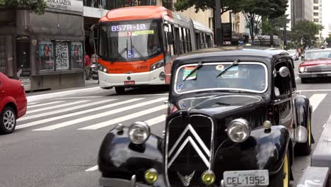 Citroen-Traction-Avant-Coche-Ejecutivo-En-La-Calle-De-La-Ciudad-De-Sao-Paulo,-Brasil,-Seguido-Por-Un-Chevrolet-Bel-Air-Sport-Coupe-De-1956