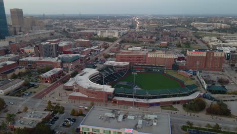 Vista-Aérea-Alrededor-Del-Estadio-De-Béisbol-Chickasaw-Bricktown-En-La-Ciudad-De-Oklahoma---órbita,-Disparo-De-Drones