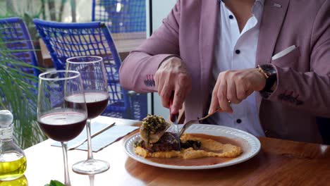 Hombre-Cortando-Bistec-Gourmet-En-Restaurante-Mexicano-Jardín-Elegante-Vino-De-Lujo
