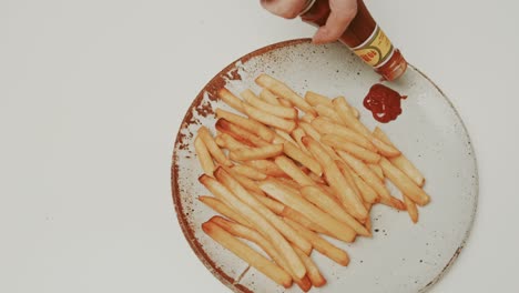 Agregando-Un-Delicioso-Ketchup-De-Color-Rojo-A-Las-Papas-Fritas-Doradas-En-Un-Plato-Grande