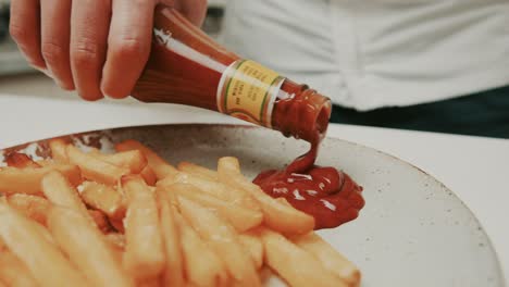 Der-Küchenchef-Legt-Tiefroten-Ketchup-Auf-Den-Teller-Mit-Goldenen-Pommes-Frites