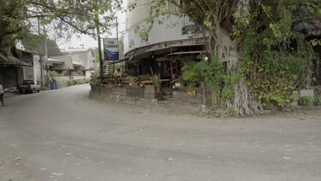 Ein-Beliebtes-Lokales-Restaurant,-Das-Wegen-Fehlender-Geschäfte-In-Kanchanaburi-Geschlossen-Wurde,-Die-Beweise-Und-Auswirkungen-Von-Reisebeschränkungen-Und-Covid-19-Auf-Die-Tourismusbranche-In-Thailand