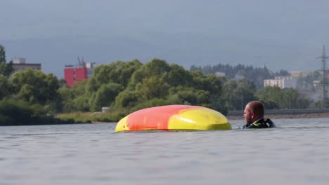 El-Hombre-Lucha-En-El-Agua-En-Un-Kayak-Volcado-Boca-Abajo