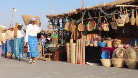 Es-Ist-Ein-Markt-Mit-Traditionellen-Arabischen-Straßengerichten-Und-Geschäften-Mit-Souvenirs,-Parfums,-Schmuck,-Haustieren-Usw