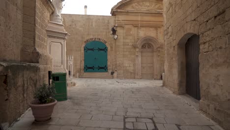 Puerta-De-Madera-Pesada-De-Color-Azul-Con-Halcón-Maltés-Escrito-En-Letras-De-Metal