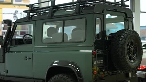 Seitenteil-Des-Land-Rover-Defender-Classic-Mossgrün-110,-Britischer-Oldtimer-Safari-Wagen