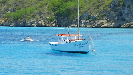 Pequeño-Bote-Navegando-Por-Un-Velero-En-Las-Hermosas-Aguas-Azules-De-Boka-Sami-En-La-Isla-Caribeña-De-Curacao