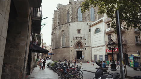 Barcelona---Passeig-del-Born,-moving-towards-Basilica-of-Santa-Maria-del-Mar-with-tourists-and-bikes