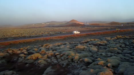 Volando-Sobre-Un-Camino-De-Tierra-Al-Atardecer-En-Islandia