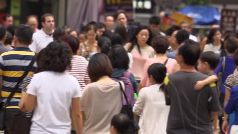 Clip-Panorámico-En-Cámara-Lenta-De-Una-Multitud-De-Personas-Sin-Máscara-Que-Caminan-En-Hong-Kong-Cruzando-La-Calle