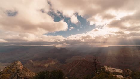 Zeitraffer-Des-Sonnenaufgangs-Mit-Sich-Schnell-Bewegenden-Wolken-Und-Lichtstrahlen-über-Dem-Grand-Canyon-In-Arizona,-USA-In-4k
