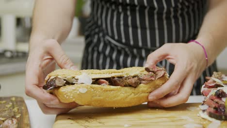 El-Chef-Termina-De-Preparar-Sándwiches-De-Ternera-En-Una-Tabla-De-Cortar-De-Madera