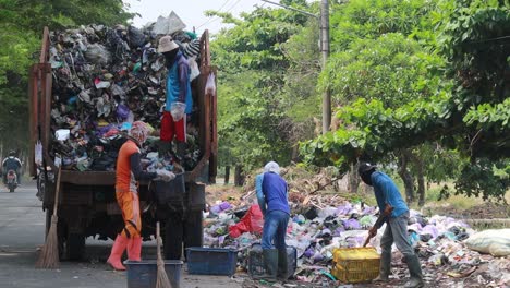 Müllarbeiter-Beim-Transport-Von-Müllhaufen,-Batang,-13.-Oktober-2021