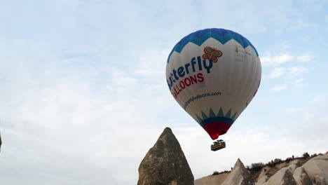 Turistas-Montando-Globos-Aerostáticos-Sobre-Chimeneas-De-Hadas-En-Capadocia-En-Turquía