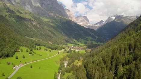Drohne-Geschossen-Von-Hoch-Am-Himmel,-Der-In-4k-über-Ein-Wunderschönes-Bergtal-In-Der-Schweiz-Fliegt