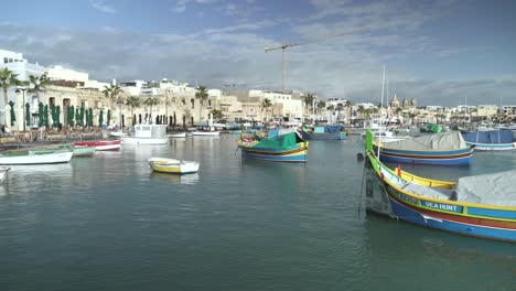 Panoramablick-Auf-Traditionelle-Fischerboote-Im-Hafen-Des-Fischerdorfes-Marsaxlokk-In-Malta