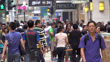 Zeitlupenclip-Einer-Menge-Chinesischer-Menschen,-Die-In-Hongkong-Die-Straße-Ohne-Masken-überqueren