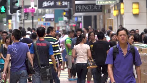 Clip-En-Cámara-Lenta-De-Una-Multitud-De-Chinos-Cruzando-La-Calle-Sin-Máscaras-En-Hong-Kong