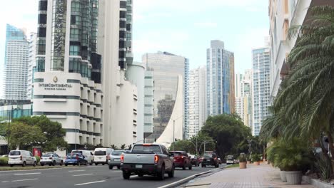 4K-Aufnahmen-Von-Vielen-Bürogebäuden-Und-Luxuriösen-Hotels-In-Einer-Großen-Und-Zentralen-Allee-Von-Panama-City,-Wo-Viele-Autos-Kreuzen
