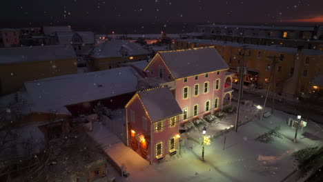 Pink-Victorian-home,-hotel-decorated-for-Christmas