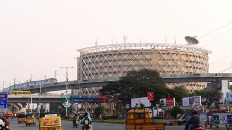 Ansicht-Der-Verkehrsbewegung-Entlang-Der-Hauptstraße-Hyderabad,-Indien,-Das-Moderne-Geschäftsviertel-Des-Landes-Ist