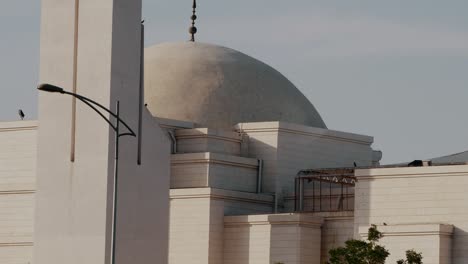 Blick-Auf-Die-Außenwände-Der-Grand-Jamia-Moschee,-Karatschi