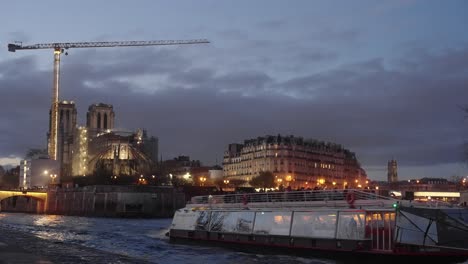 Reconstrucción-Y-Reparación-De-Notre-Dame-Detrás-Del-Paseo-En-Barco-Por-El-Río-Sena-Para-Turistas-4k-60p