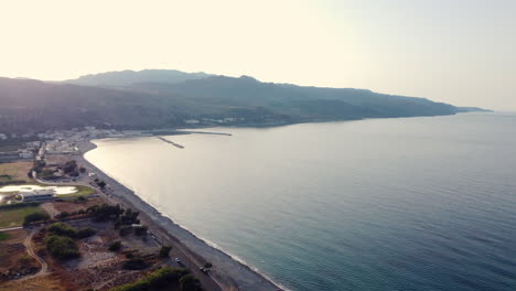 Vista-Aérea-De-La-Ciudad-Costera-De-Kolymbari-En-El-Golfo-De-Chania-En-Creta,-Grecia